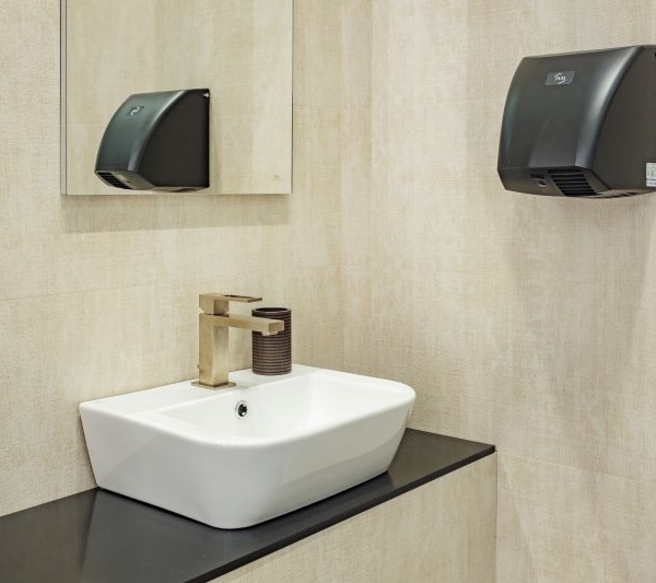 Sèche-mains noir compact au mur, très silencieu de la marque JVD